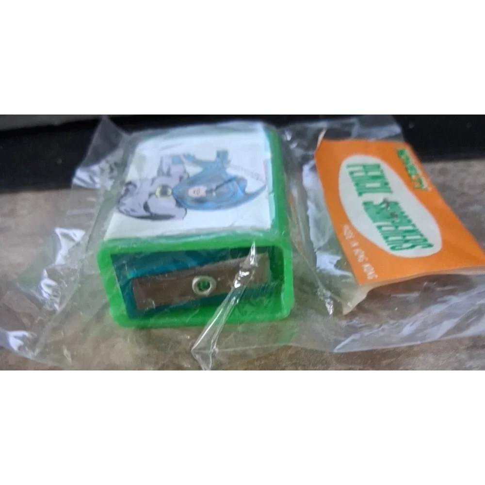 Batman VINTAGE NOVELTY PLASTIC PENCIL SHARPENER IN ORIGINAL PACKAGE HONG KONG